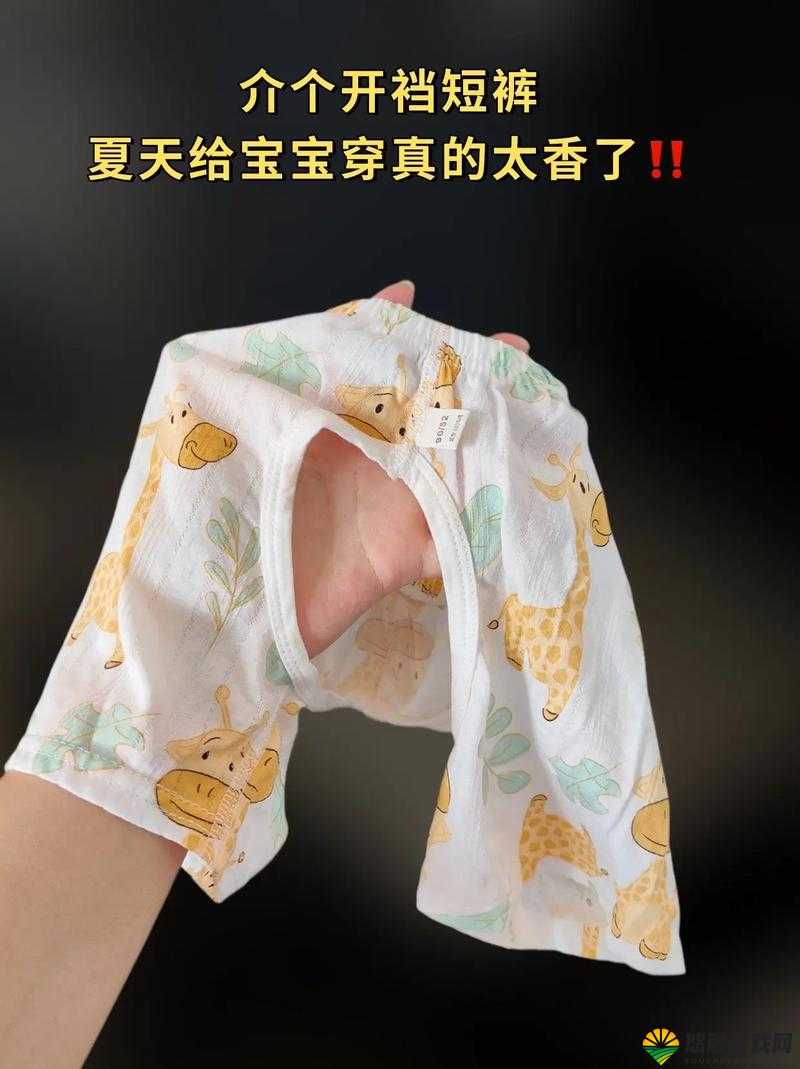小孩穿着开裆裤躺在床上大腿就蹦：萌娃天真无忌的可爱瞬间