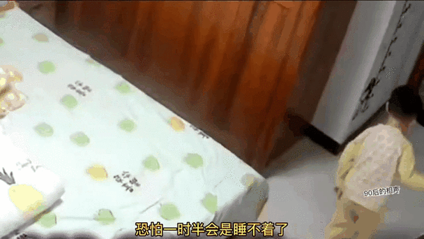 年轻夫妻把小孩哄睡后开监控:只为时刻关注宝贝的动态