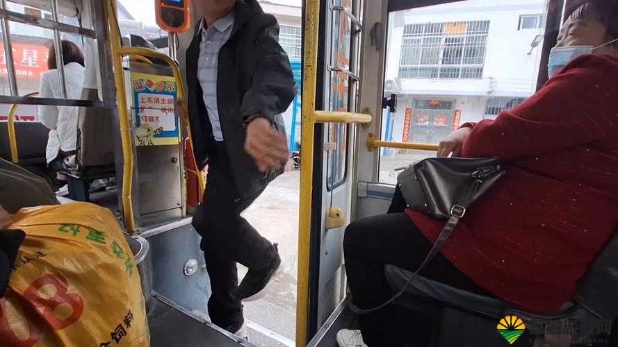 在公交车上被蹭流水了视频:令人意想不到的乘车遭遇