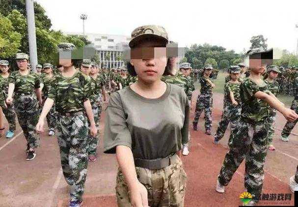夏天校服太透了 R 头凸出来了,学生感到尴尬与不适