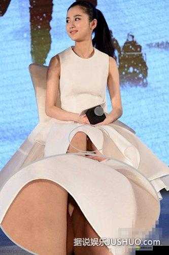 :女子裙底春光乍泄:是意外还是故意?