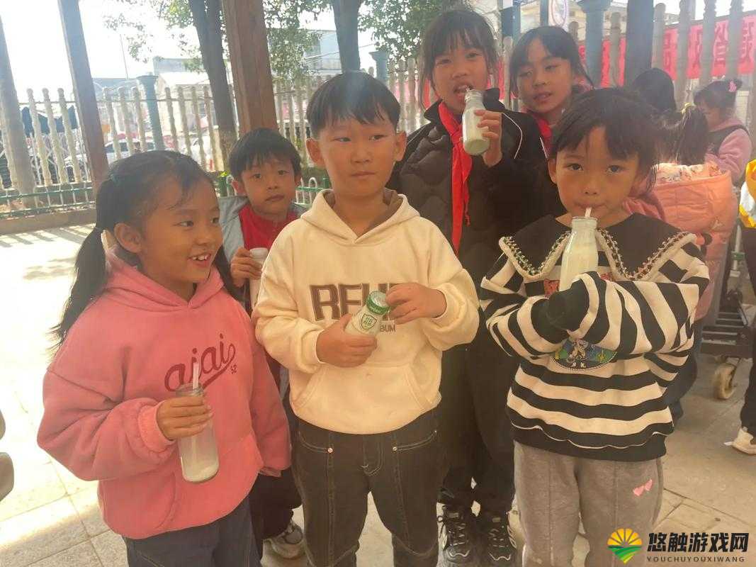 一小孩跟姐姐玩萝卜游戏:充满欢笑与温馨的童真时刻
