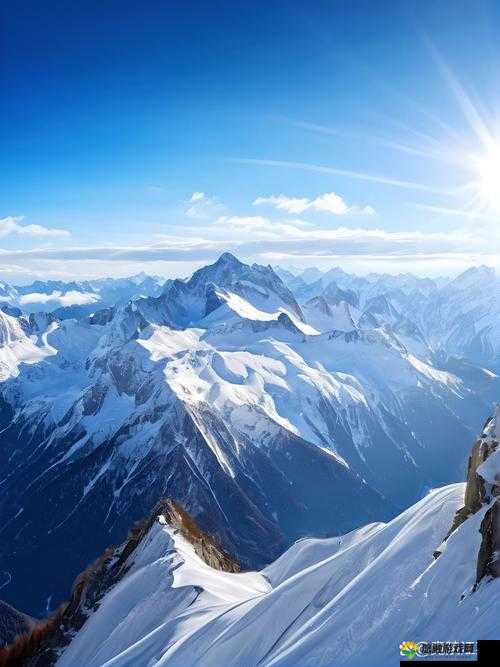 高耸的雪峰衬着巨大的蓝天:自然的壮丽画卷