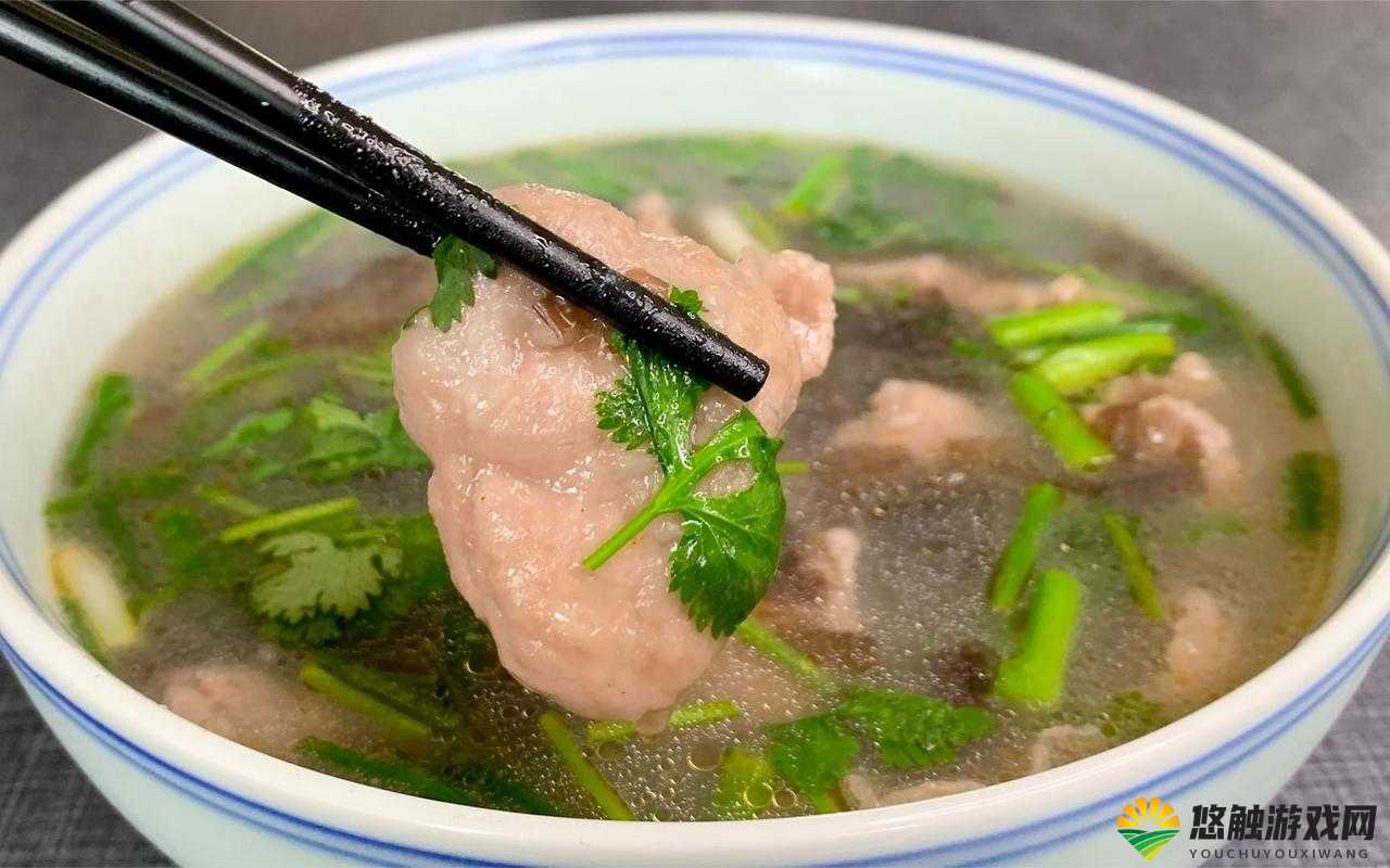 在清水锅中放入肉片,炖煮而成的清纯汆肉日常