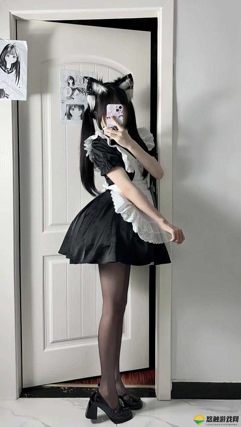 女仆扒开腿供客人玩:一种特殊的服务场景呈现