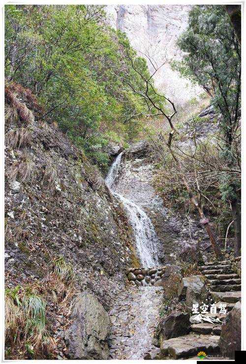 诗意新解：两峰夹小溪，地湿又无泥