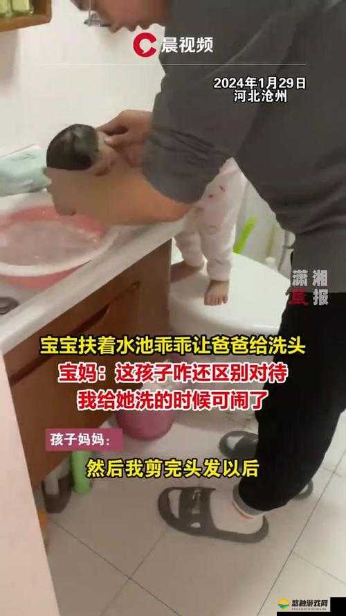 宝宝扶着水池乖乖让爸爸洗头宣称将免费：这一幕太温馨啦