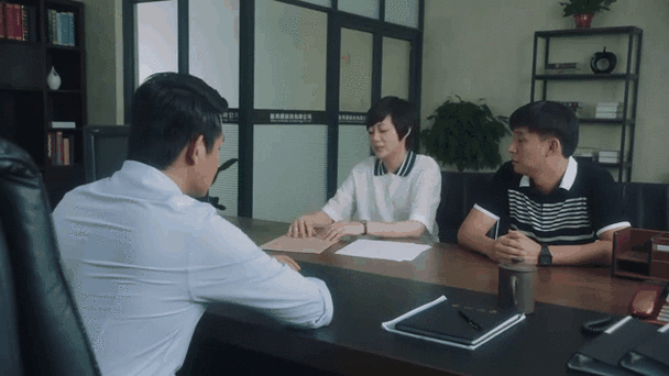 暴雨夜:公司女职员被困,孤立无援之际竟等来他的出现