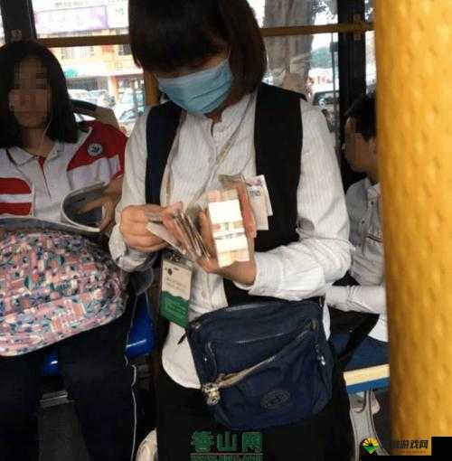 混乱小镇公交车售票员职责:保障乘客安全有序上下车及提供优质服务