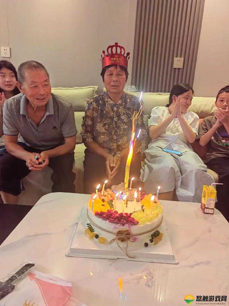 海角社区绿意盎然妈妈过生日：温馨欢乐的家庭庆生时刻