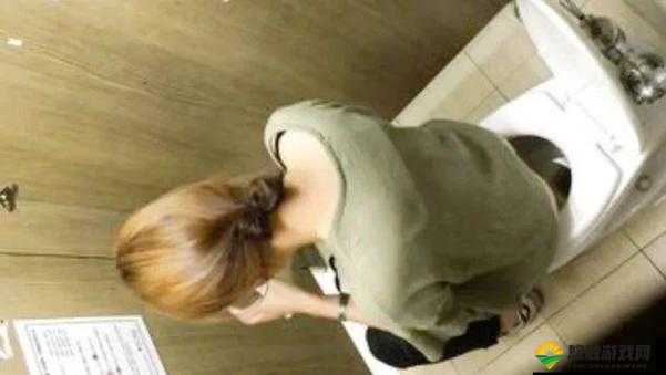 厕拍隔墙有眼：隐秘角落的刺激窥视瞬间