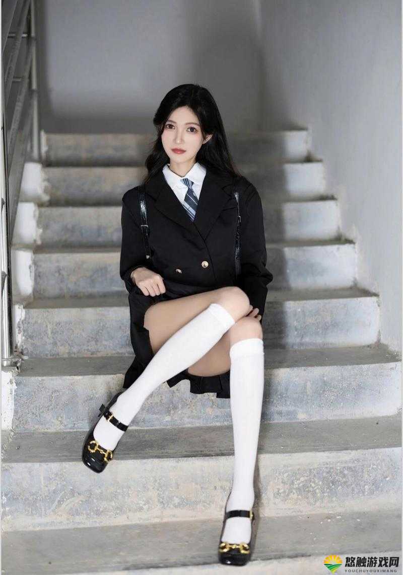 白丝校花扒开美腿:甜美与诱惑的交织