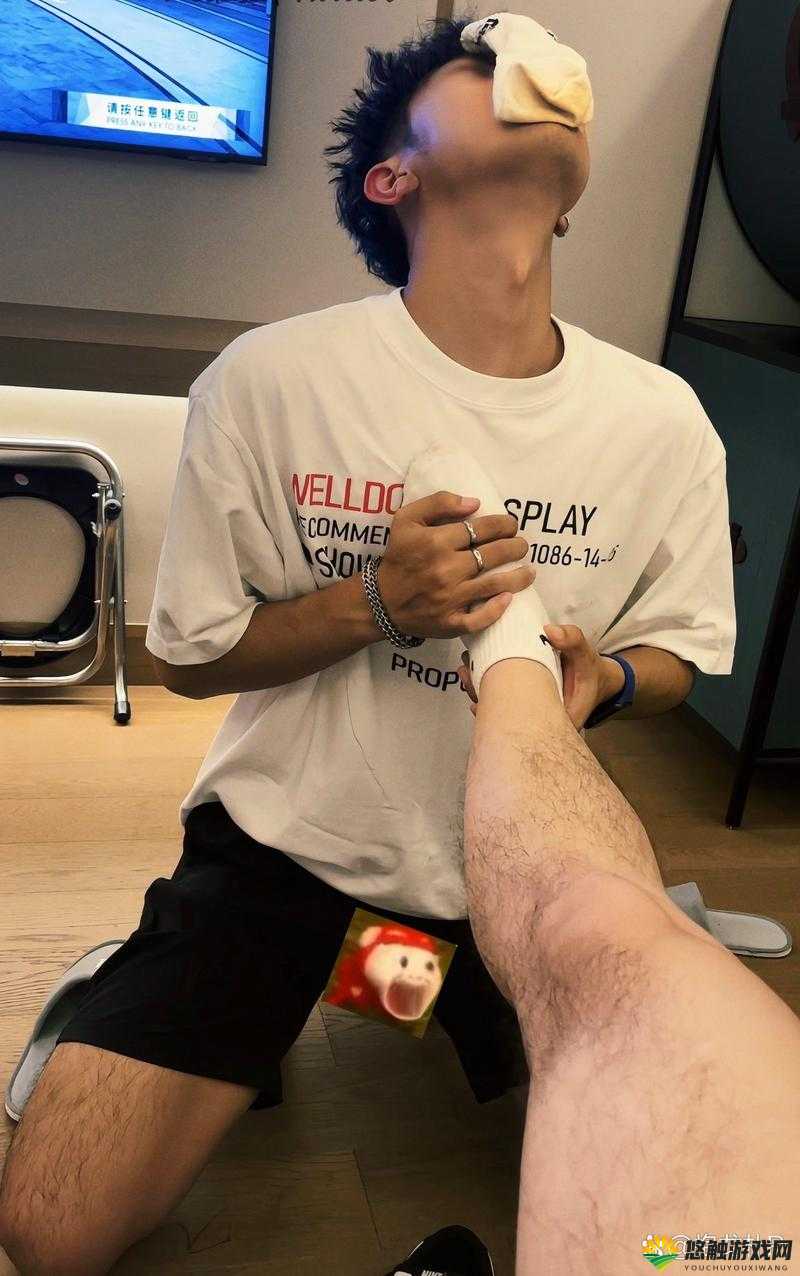 白袜体育生 Gay 脱裤子自慰行为引发热议