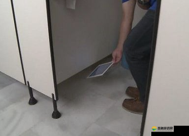 男子多次公厕媮拍女性隐私：这种行为必须受到严厉制裁和谴责