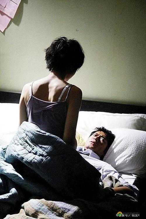 女生和男生在房间努力生孩子:新生命的诞生