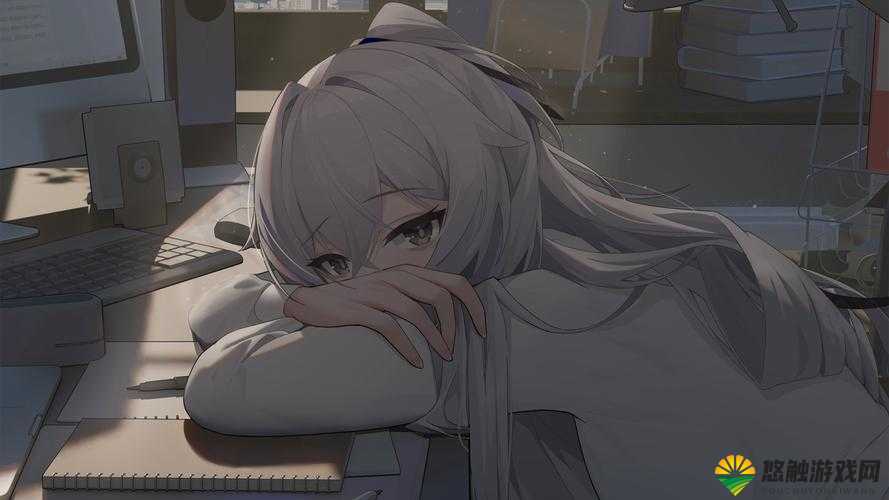 布洛妮娅趴在桌子上的壁纸：可爱少女的静谧时光