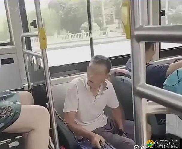 公交车上的高 C 时刻：探索未知的私密领域
