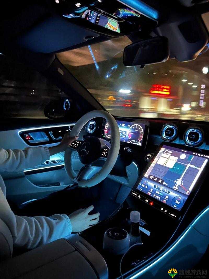 两个人夜晚在车上能干什么：浪漫温馨的多种选择