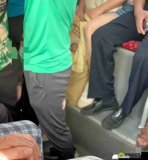 男子与女子进行视频直播：挑战道德与法律的边界