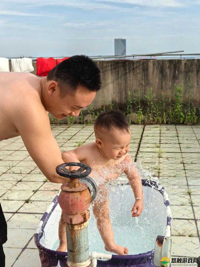 宝宝的水池乖乖让爸爸洗头：温馨亲子时刻的美好记录