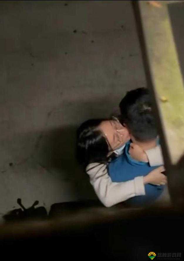 令人震惊的师生关系：老师竟让学生吃她胸摸她奶
