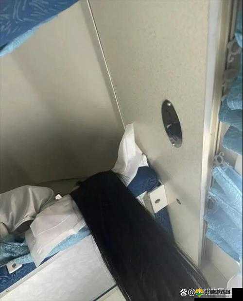 开火车女孩哭到撕心裂肺令人揪心不已