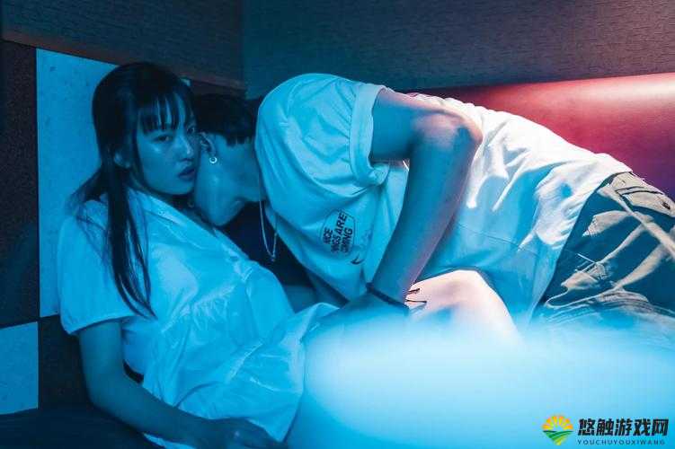 女孩要求男孩打扑克，接下来会发生什么？