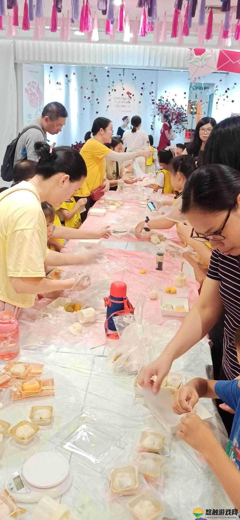 妈妈与女儿共做月饼齐上阵：温馨亲子时光