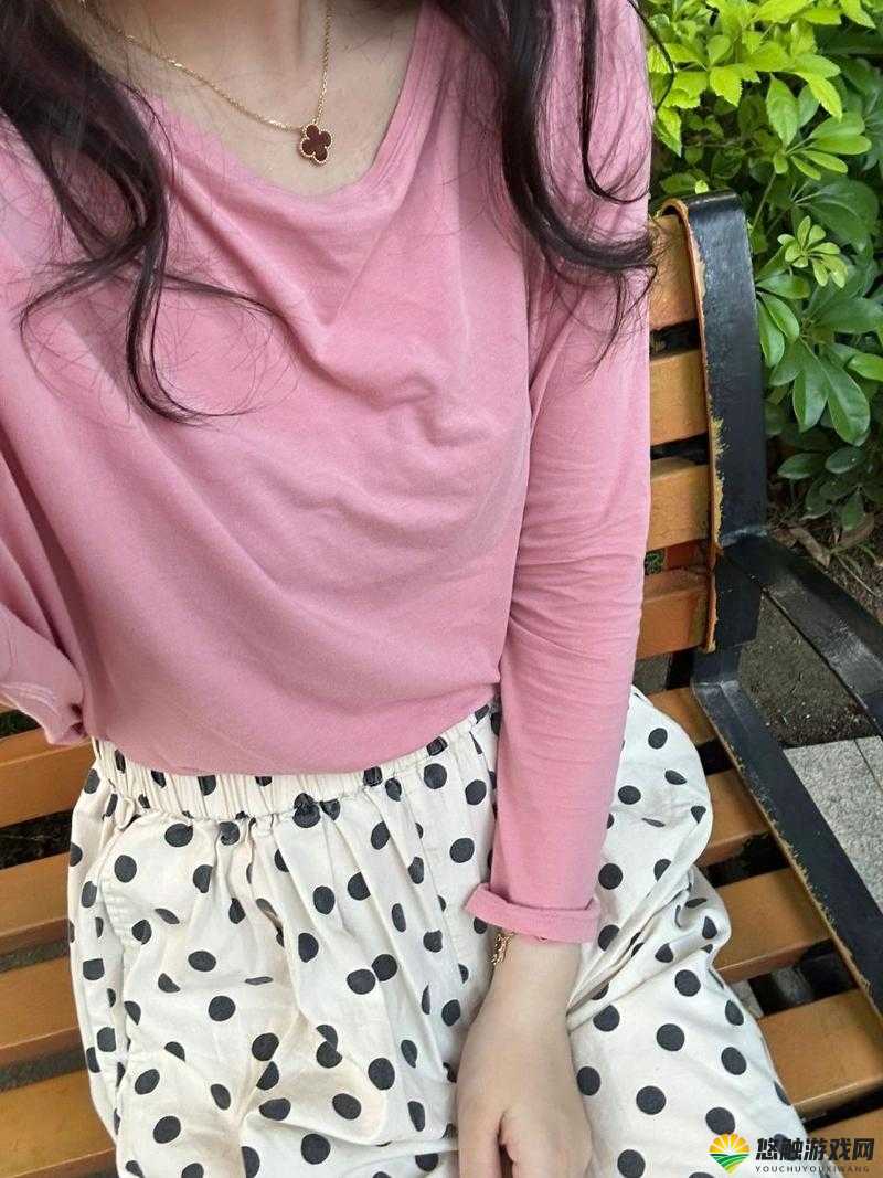 我妹妹今天穿着粉色的衣服英文：她看起来真可爱