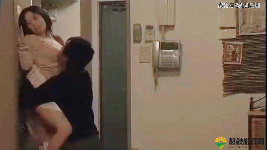 男生当街强吻女生，周围人无动于衷？