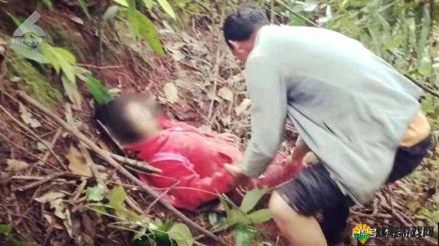 53 岁大妈山坡做皮肉生意：为儿还债竟不惜如此
