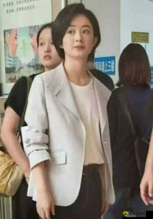 赵丽雅正搭公交车准备回家：揭秘她日常通勤的温馨瞬间与背后的故事