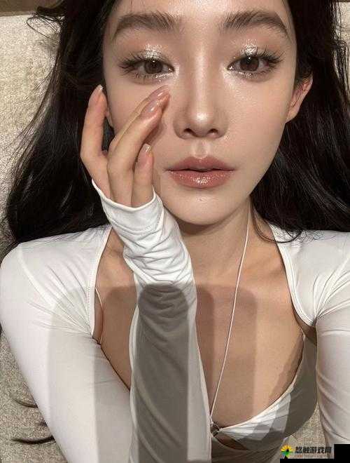 如何通过化妆和穿搭变成黑皮辣妹？和朋友一起尝试，效果惊人