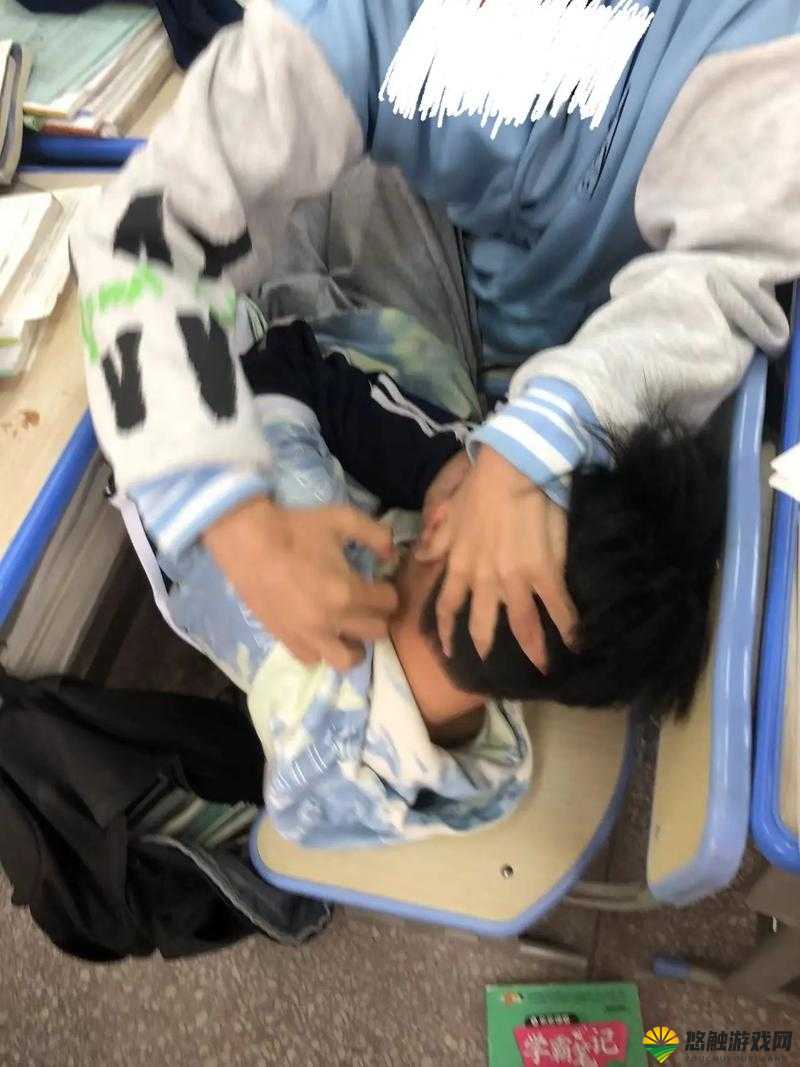 男生宿舍里的尴尬事件：被扒裤子玩 j，是一种怎样的体验？