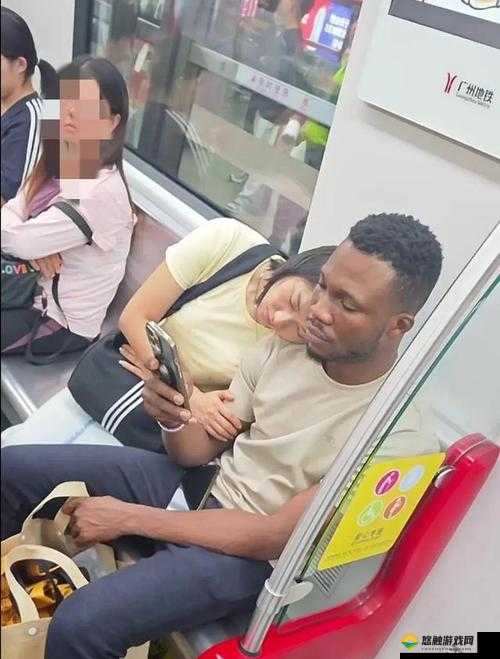 亚洲女娇小黑人粗硬特点解析：探讨不同体型与发质背后的文化差异与审美观念