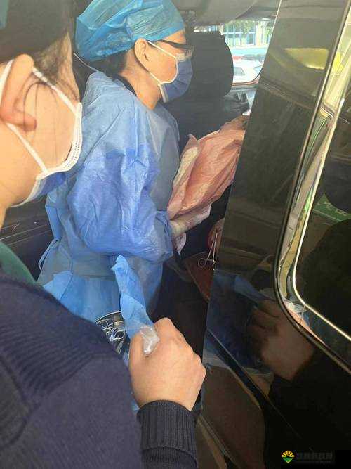 女子在行驶的车上突然临盆，她是如何自己动手接生孩子的？
