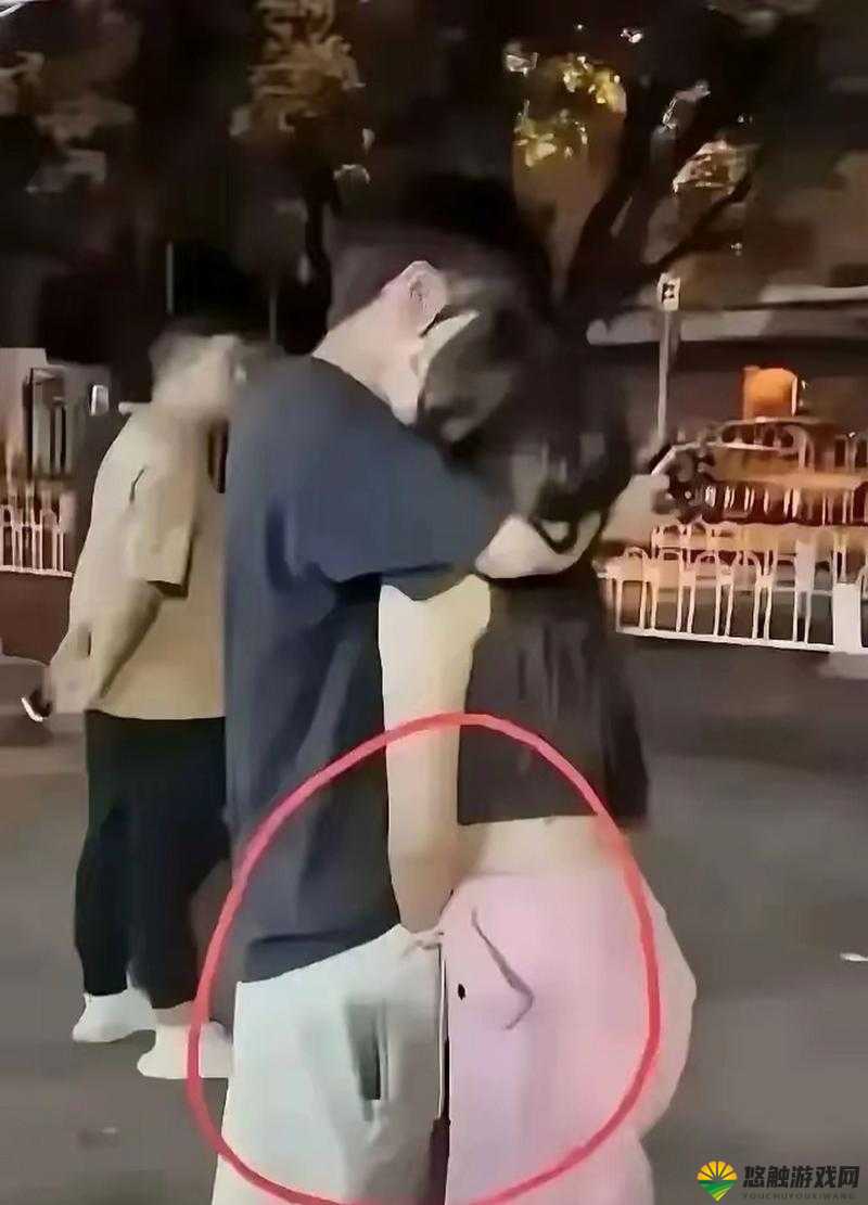 男人的手伸进女人的衣服里会怎么样？
