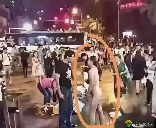 男人扒开美女裤子狂抓引发热议：行为背后的心理与社会影响深度解析