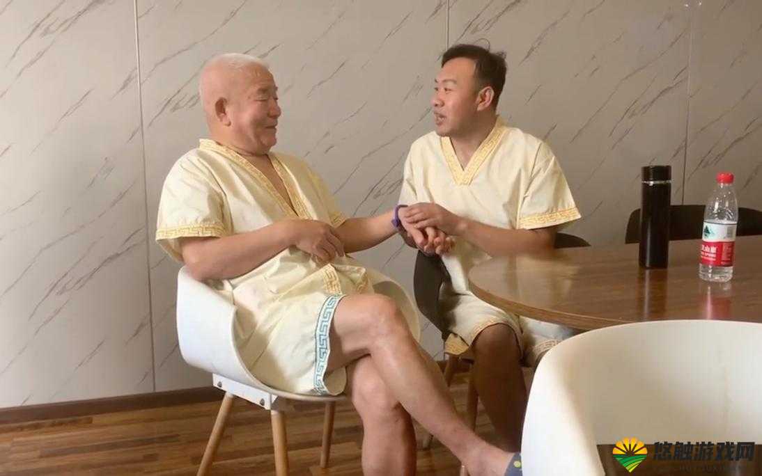 亚洲同性老头 XXXXX 老人的生活现状如何？