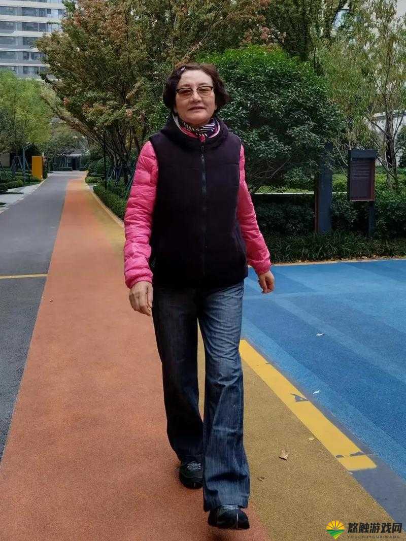 Chinese 高龄老太 70，不服老的她有着怎样的故事？