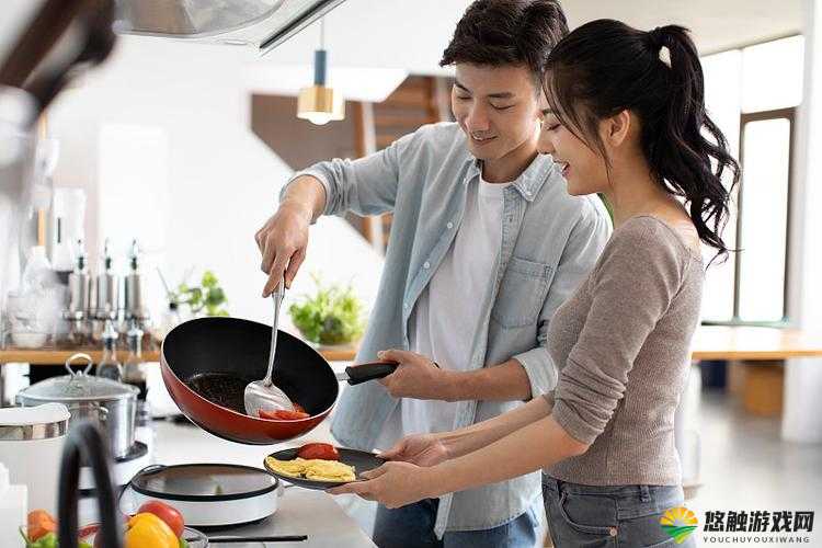 情侣炒菜动作亲密，这样的厨房秀恩爱你见过吗？