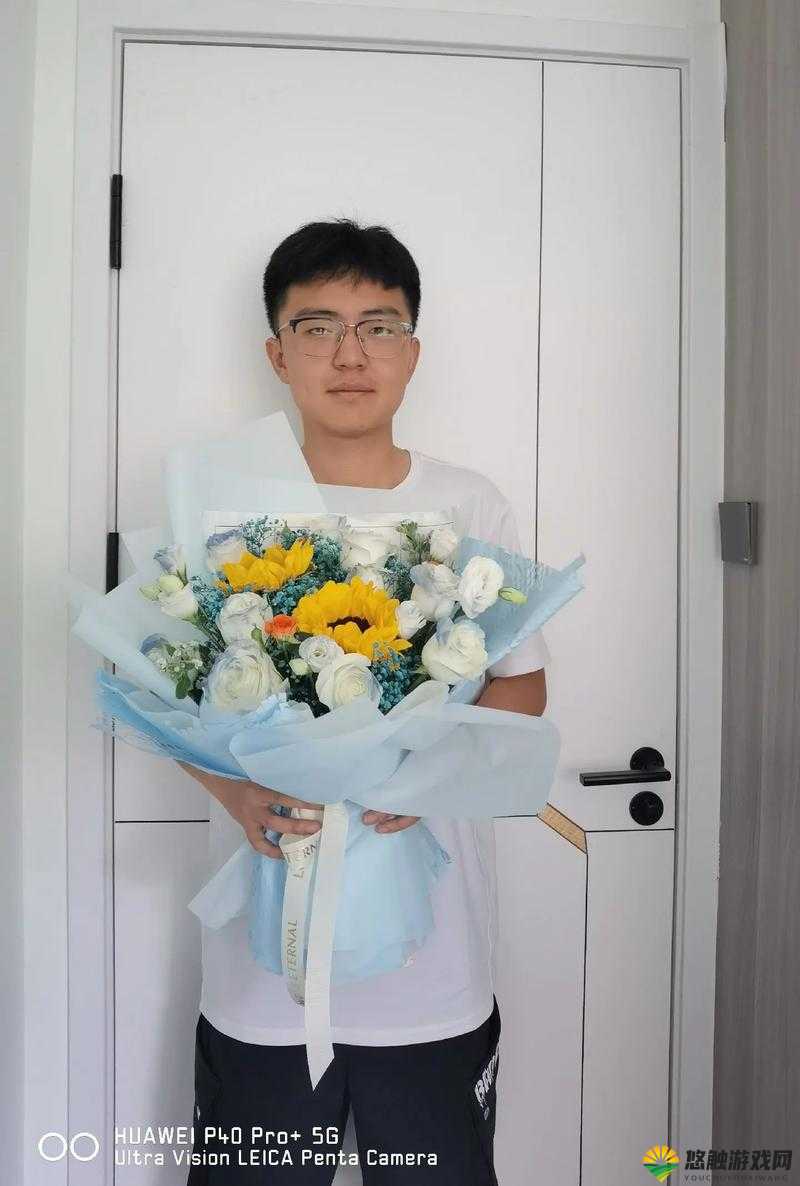 毕业典礼上母亲送特别礼物，感动全场你能猜到是什么吗？