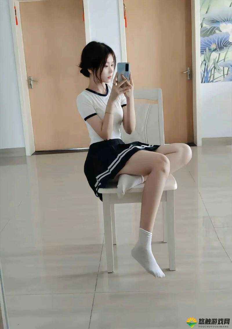 校花把腿张开瞬间引爆网络，网友热议背后的故事与真相揭秘