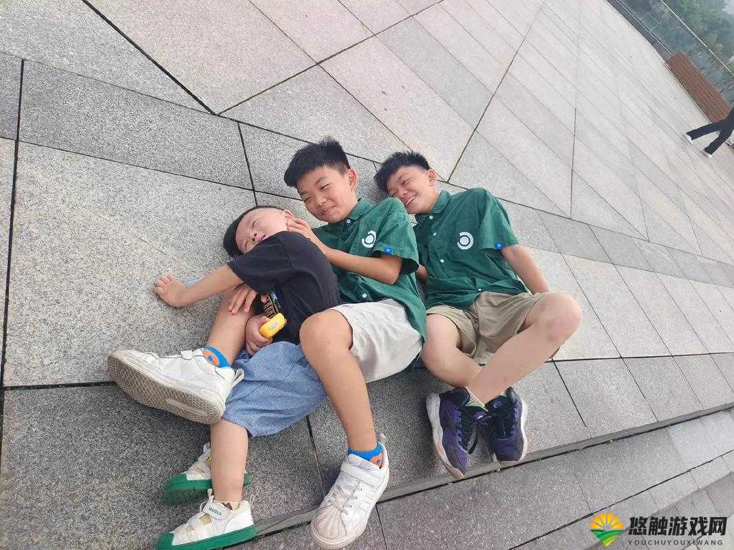 三个小男孩上火舞为何如此吸引人？其背后的故事与精彩亮点大揭秘