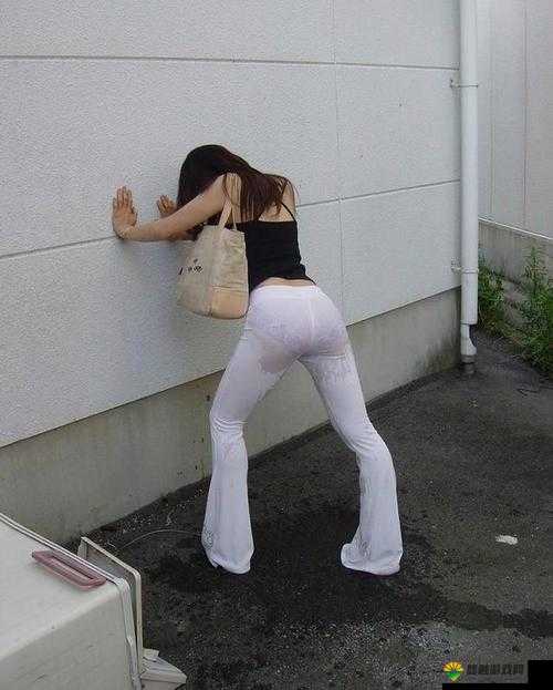 女生憋尿惩罚：1000ml 水的极限挑战